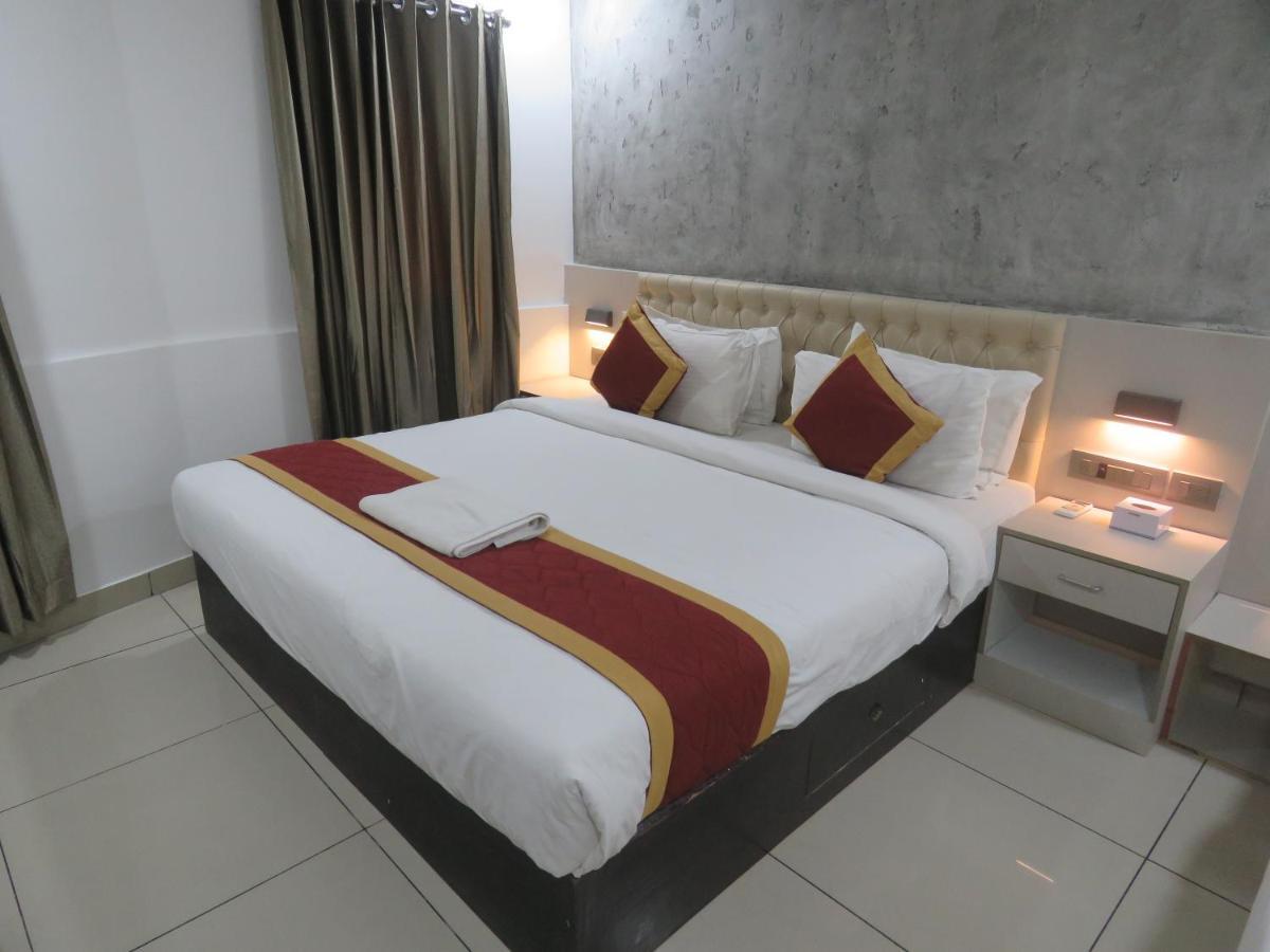 Hotel Reegate Inn Near South Railway Station Kochi Exterior photo